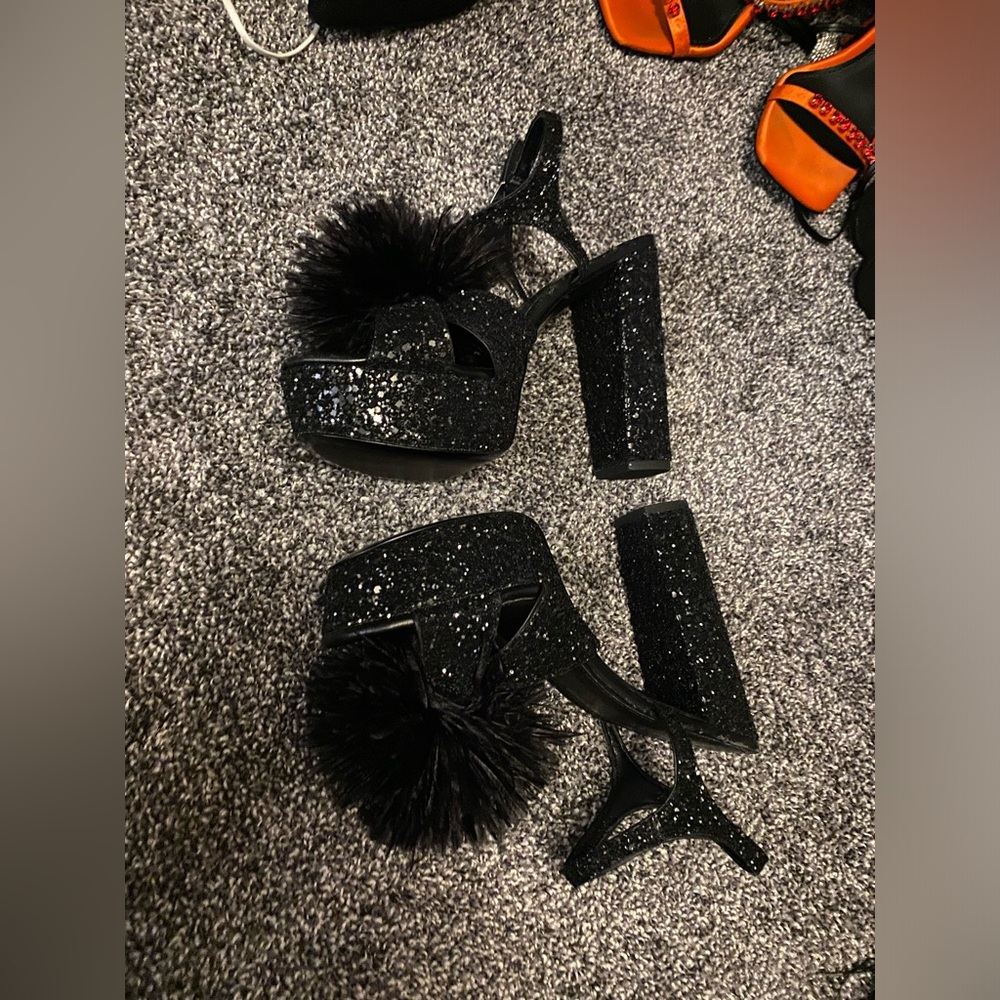 Cute New Michael Kors comfy Pom Pom chunk heels. Size 7.5